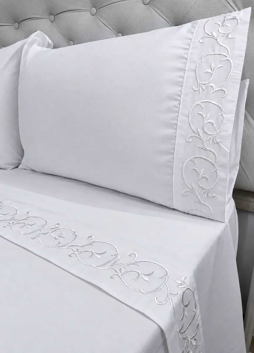Juego De Sabanas 2½ Pl 600 H Premium Bordadas Blanco Liso Juego De Sabanas 2½ Pl 600 H Premium Bordadas Blanco - Imagen 1