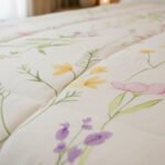 Acolchado Simil Plumon Picaso 600 H 2 1/2 Pl 220 X 240 Cm Jazmin Estampado - Imagen 3